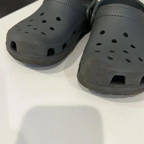 GUC Kids Grey Crocs - Picture 10 of 10